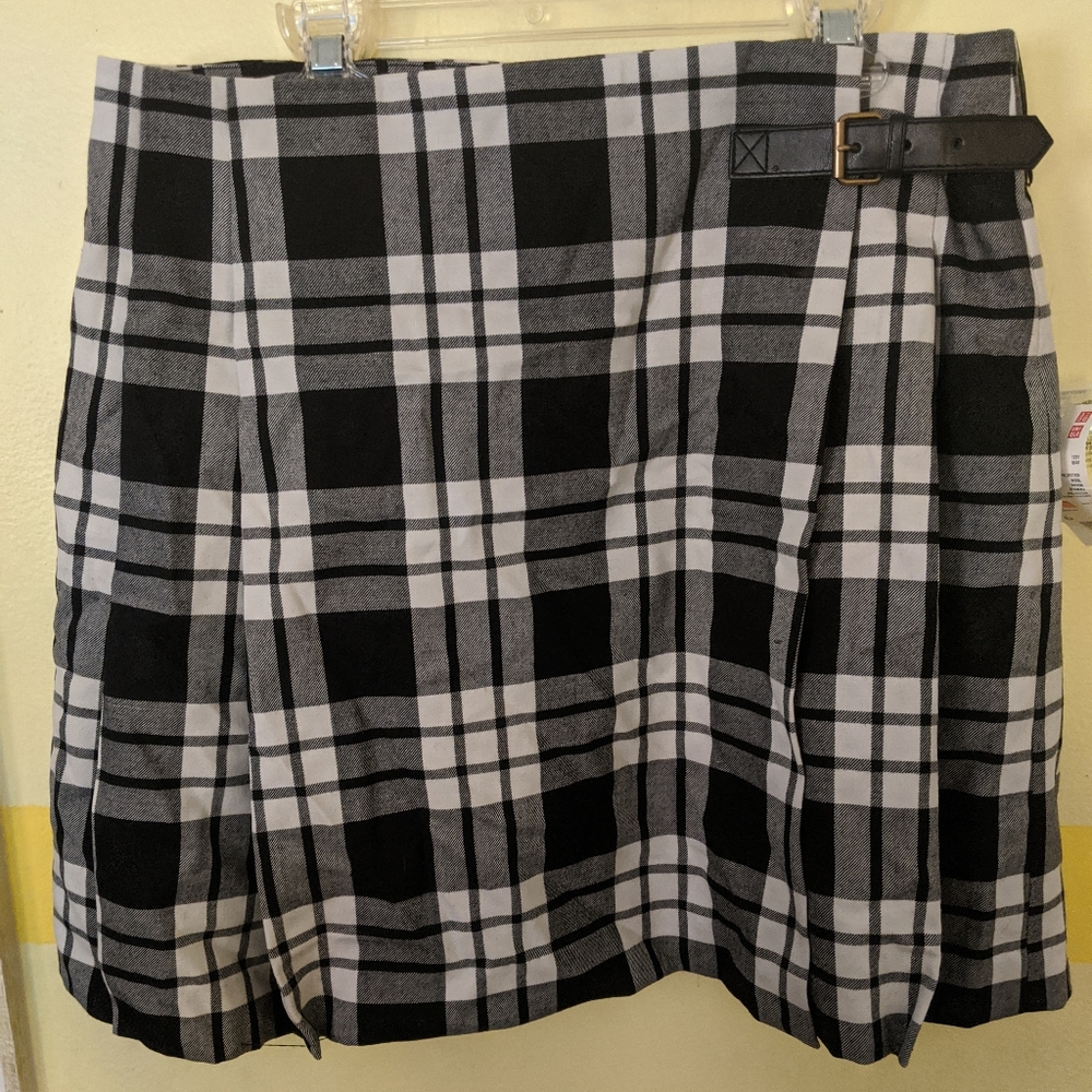 Black and white plaid kilt skirt